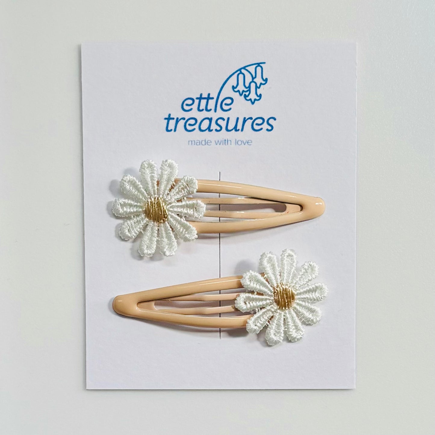 Neutral daisy hair clips